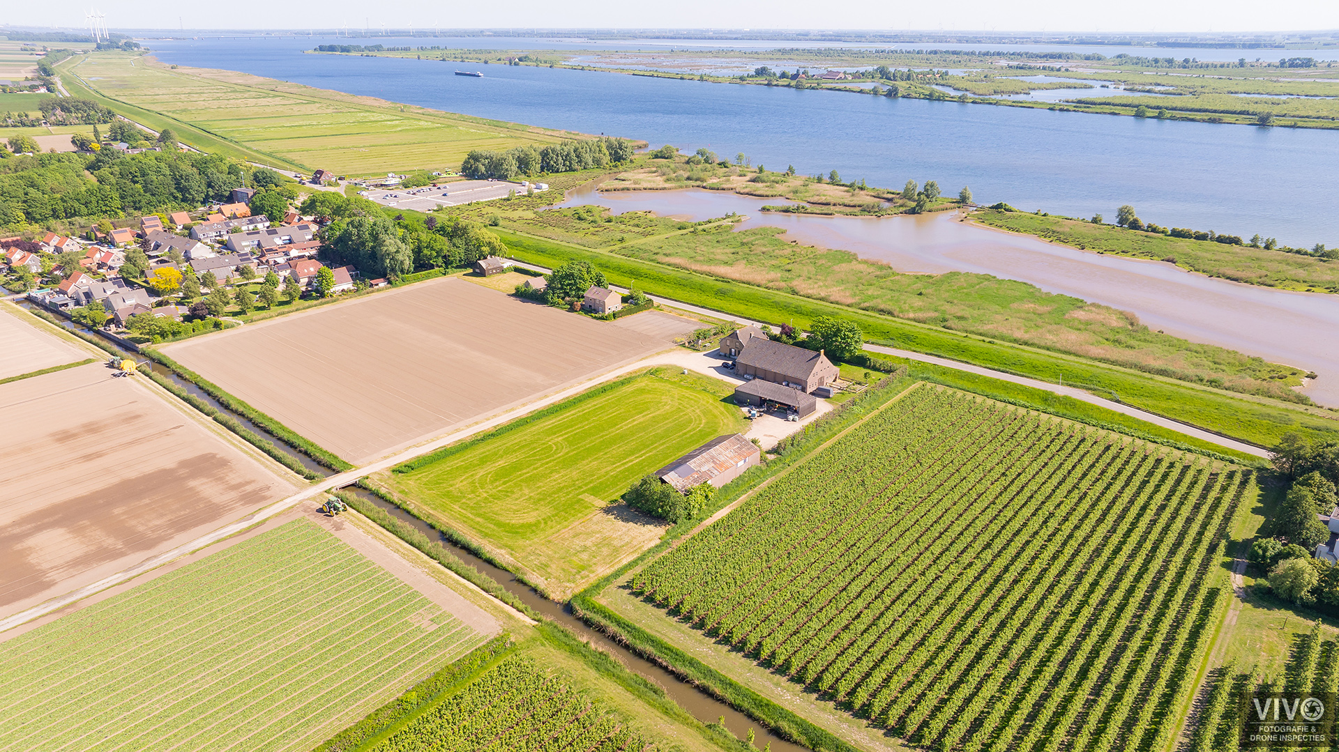 Dronefoto van bedrijventerrein in hoge resolutie