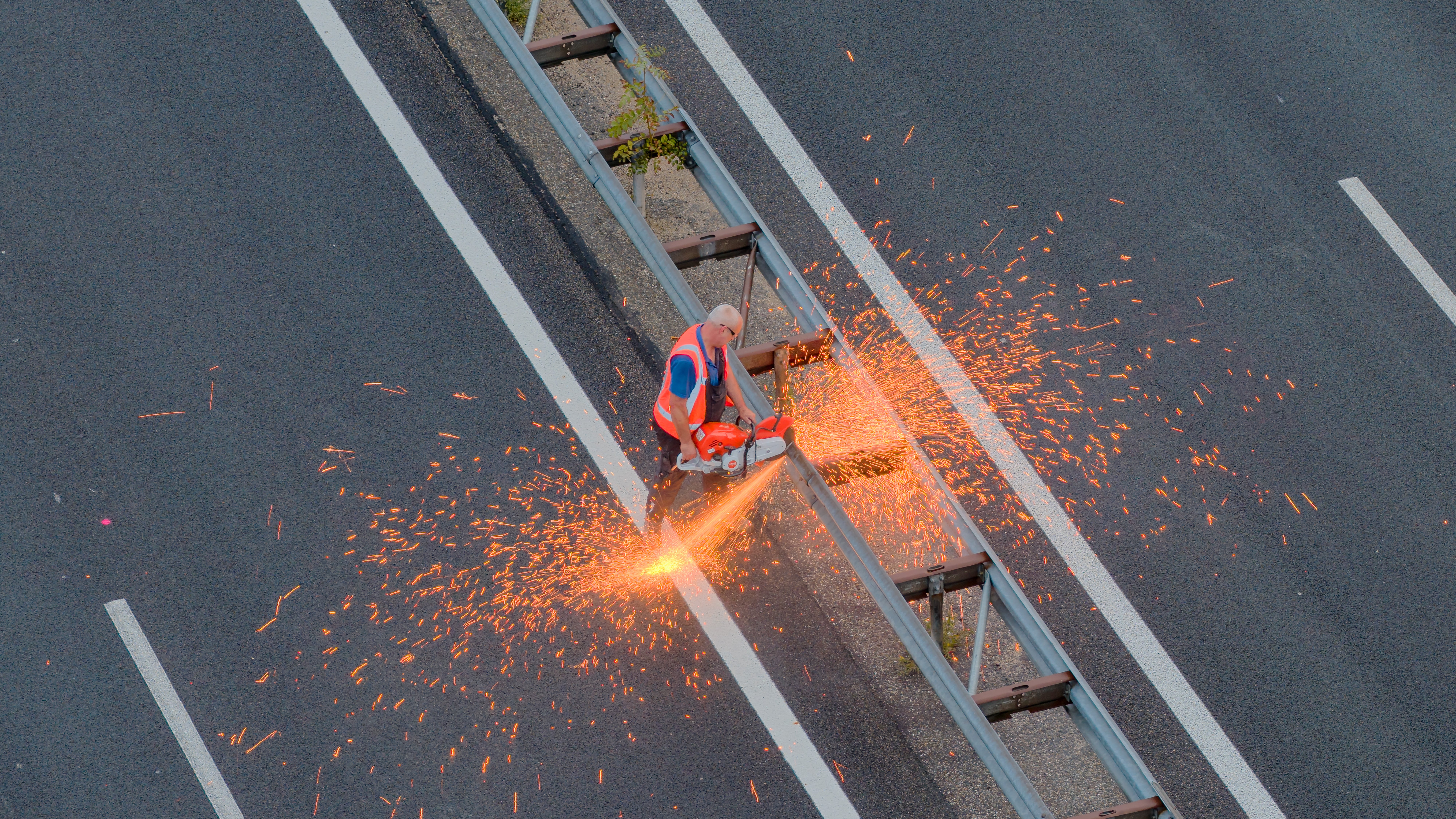 Dronebeeld van werkzaamheden aan een vangrail