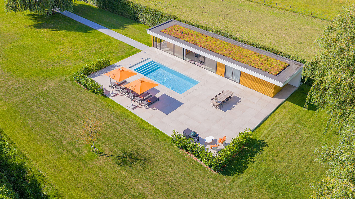 Dronebeeld van zonnepaneleninstallatie in landbouwgebied