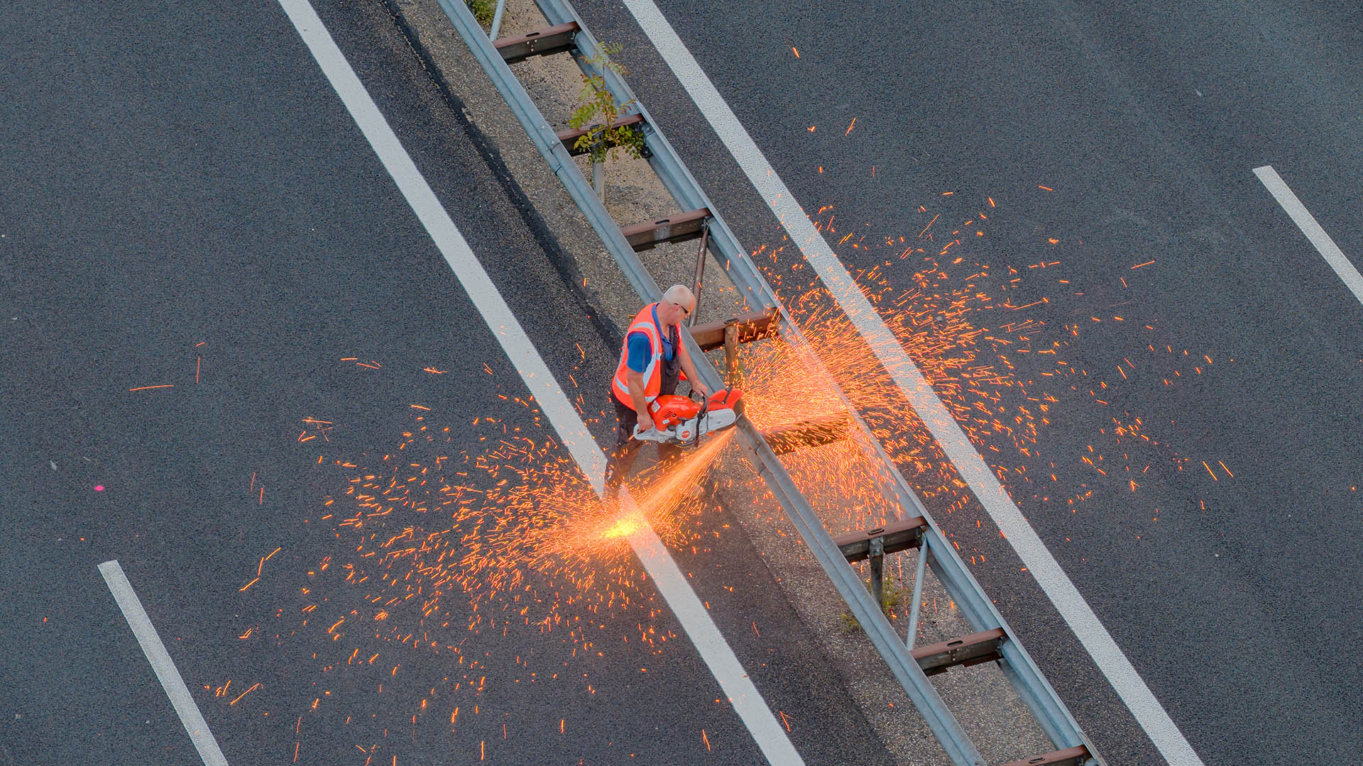 Dronebeeld van daken en gevels tijdens bouwinspectie